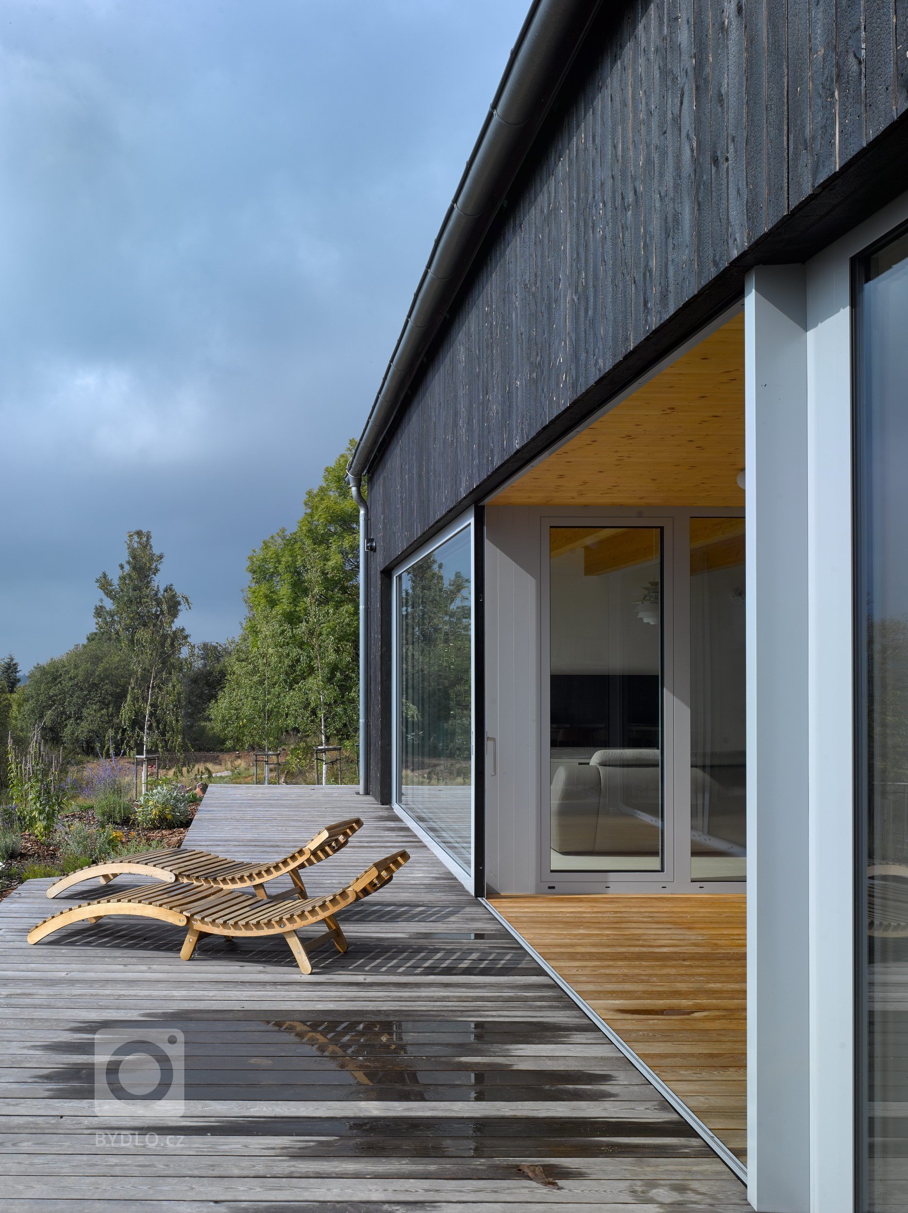 Pozemek na horských hřebenech, v krušnohorské osadě Mníšek, ležící asi kilometr od hranice s Německem, nabízí jedinečné panoráma. Klimatické podmínky však…
