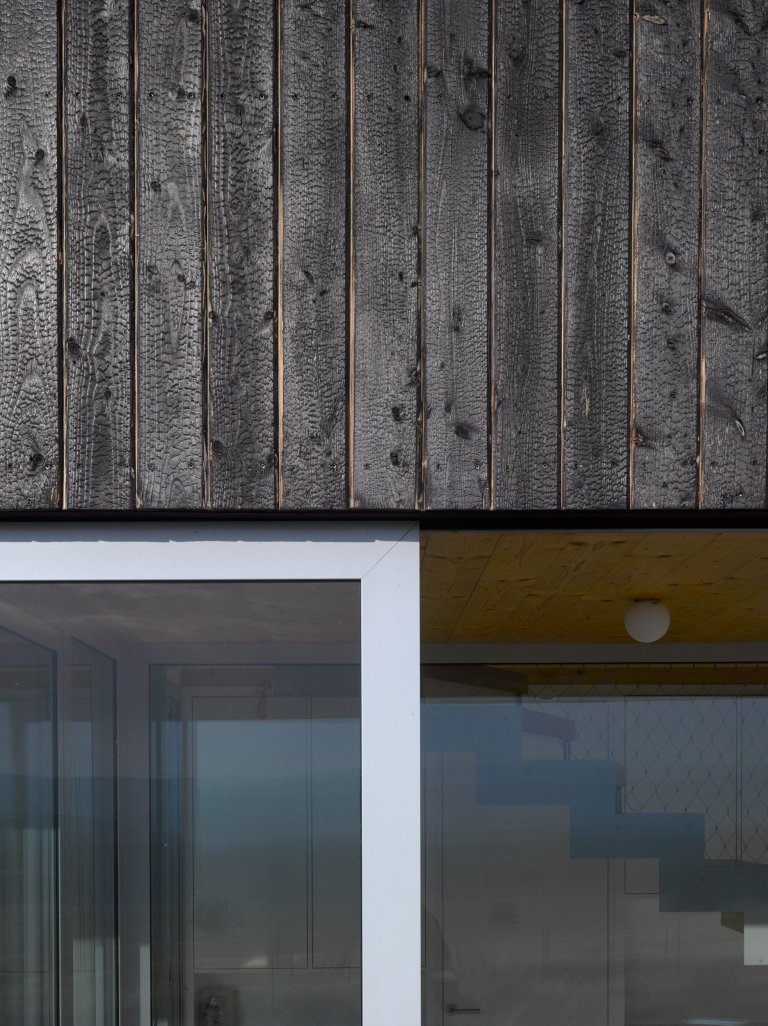 Pozemek na horských hřebenech, v krušnohorské osadě Mníšek, ležící asi kilometr od hranice s Německem, nabízí jedinečné panoráma. Klimatické podmínky však…