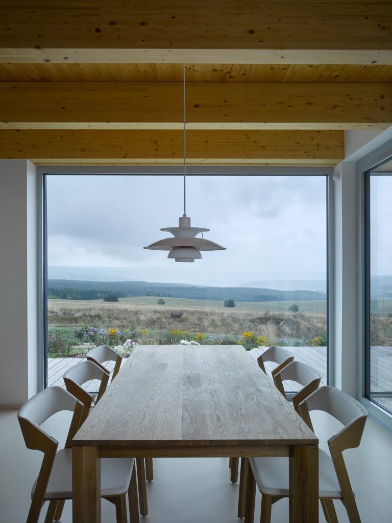 Pozemek na horských hřebenech, v krušnohorské osadě Mníšek, ležící asi kilometr od hranice s Německem, nabízí jedinečné panoráma. Klimatické podmínky však…