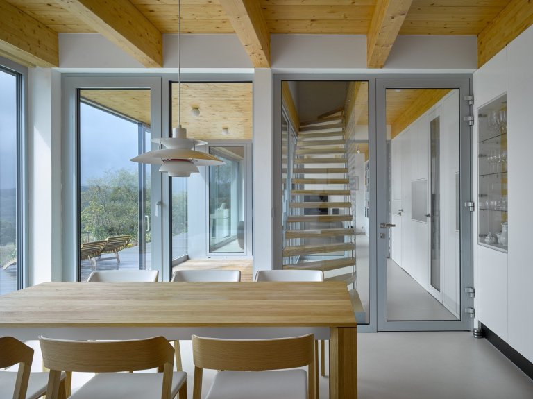 Pozemek na horských hřebenech, v krušnohorské osadě Mníšek, ležící asi kilometr od hranice s Německem, nabízí jedinečné panoráma. Klimatické podmínky však…