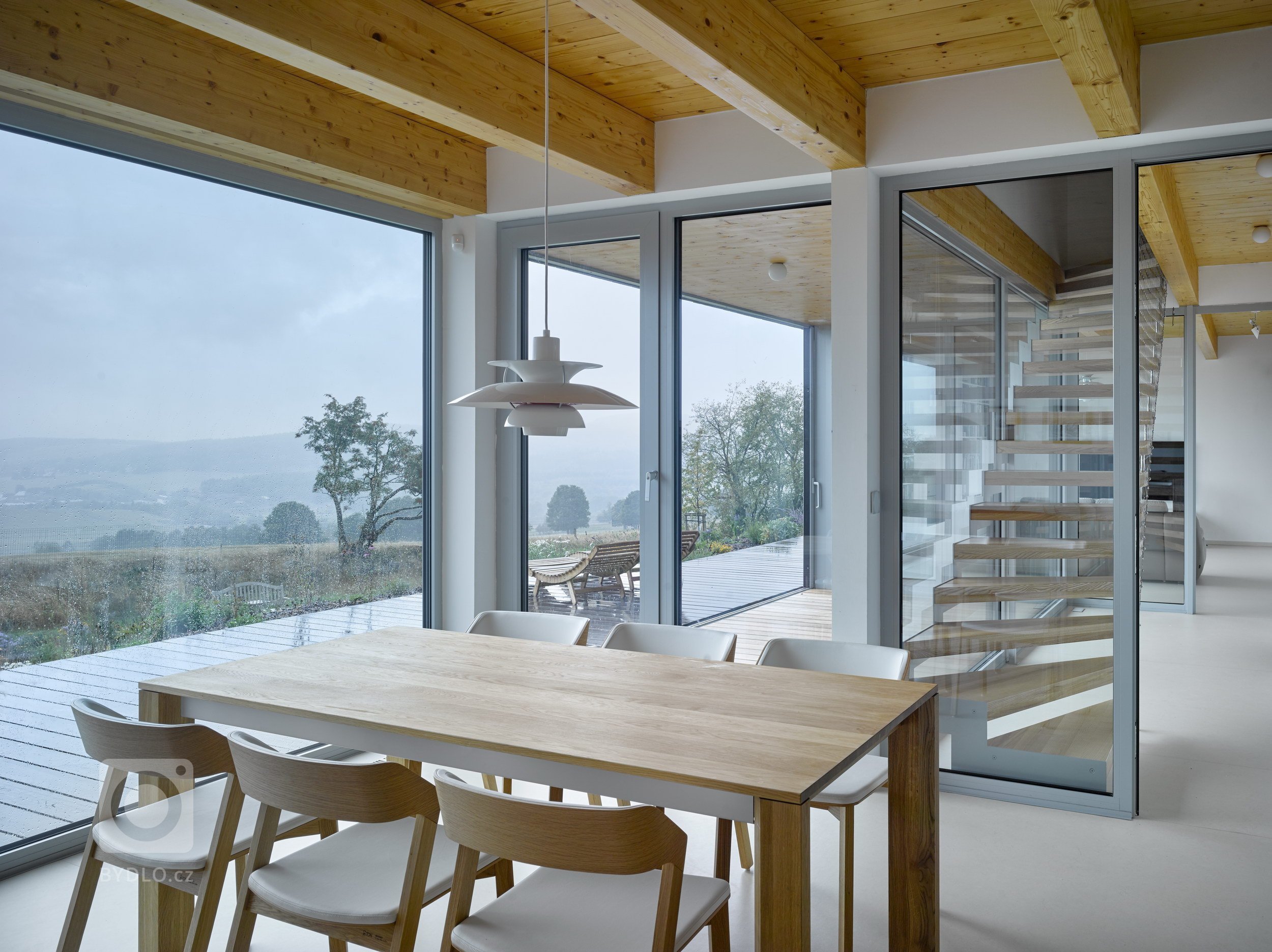 Pozemek na horských hřebenech, v krušnohorské osadě Mníšek, ležící asi kilometr od hranice s Německem, nabízí jedinečné panoráma. Klimatické podmínky však…