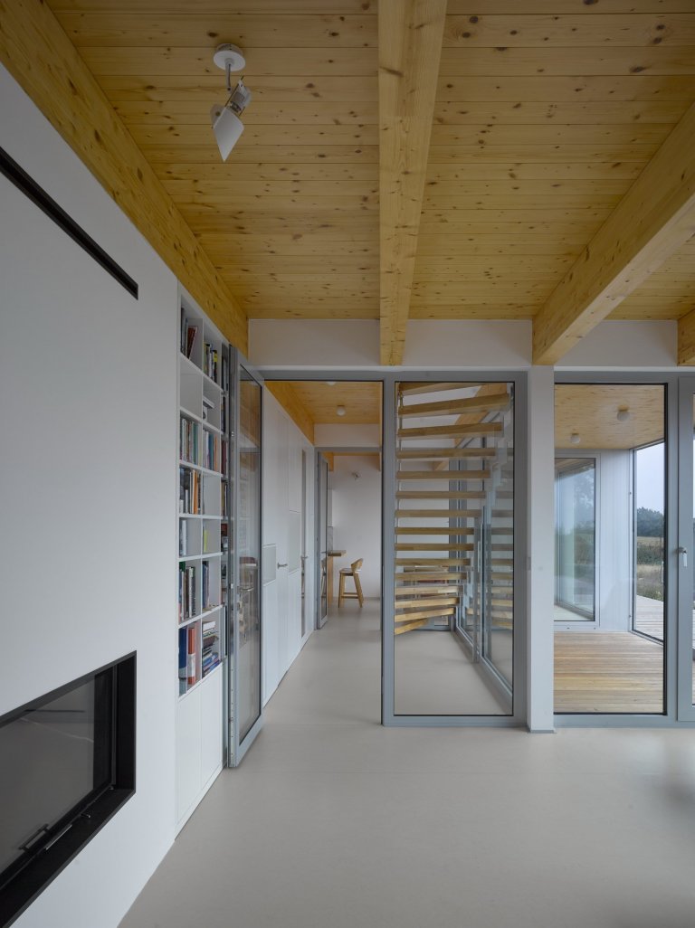 Pozemek na horských hřebenech, v krušnohorské osadě Mníšek, ležící asi kilometr od hranice s Německem, nabízí jedinečné panoráma. Klimatické podmínky však…