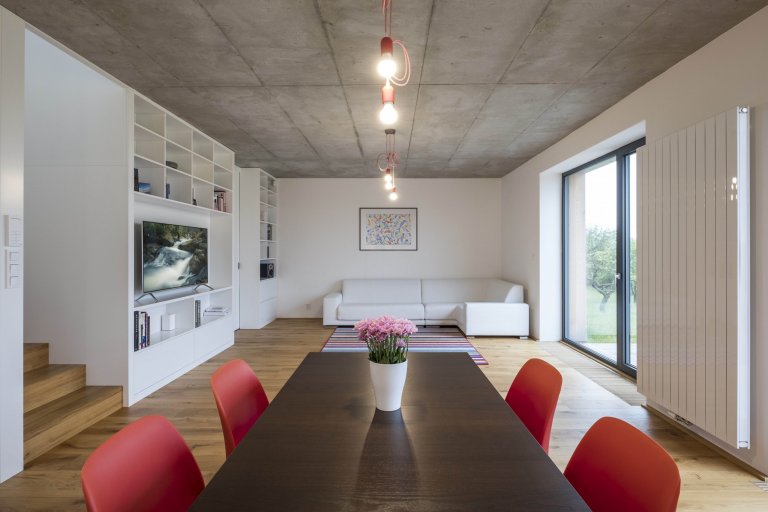 Klimatické podmínky horského prostředí jasně definovaly požadavky uživatele. Jednoduše, prostě a pragmaticky je řešen malý levný dům na úpatí Ještědu.…