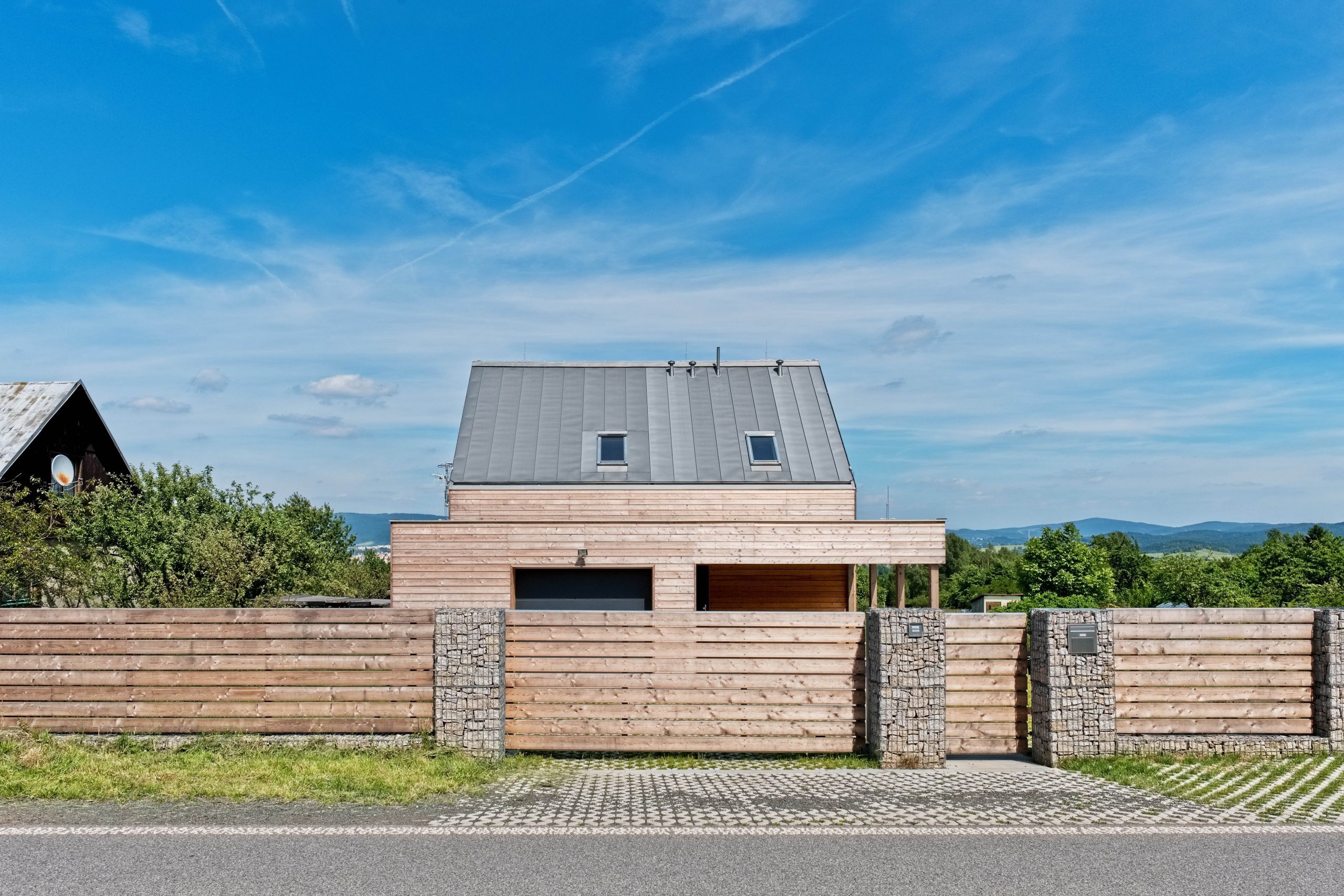 Klimatické podmínky horského prostředí jasně definovaly požadavky uživatele. Jednoduše, prostě a pragmaticky je řešen malý levný dům na úpatí Ještědu.…