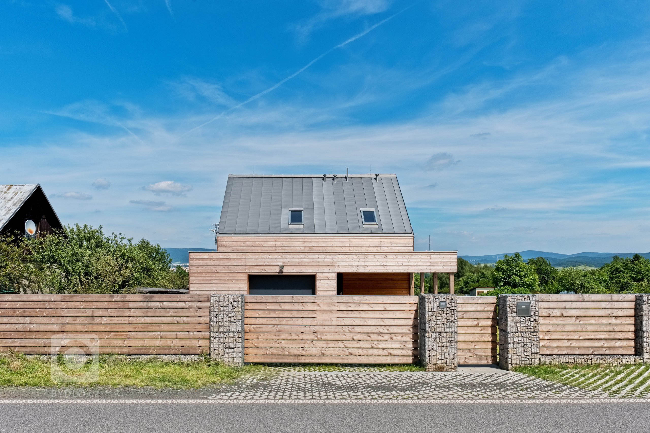 Klimatické podmínky horského prostředí jasně definovaly požadavky uživatele. Jednoduše, prostě a pragmaticky je řešen malý levný dům na úpatí Ještědu.…