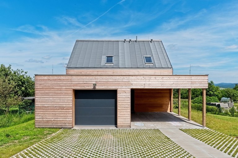 Klimatické podmínky horského prostředí jasně definovaly požadavky uživatele. Jednoduše, prostě a pragmaticky je řešen malý levný dům na úpatí Ještědu.…