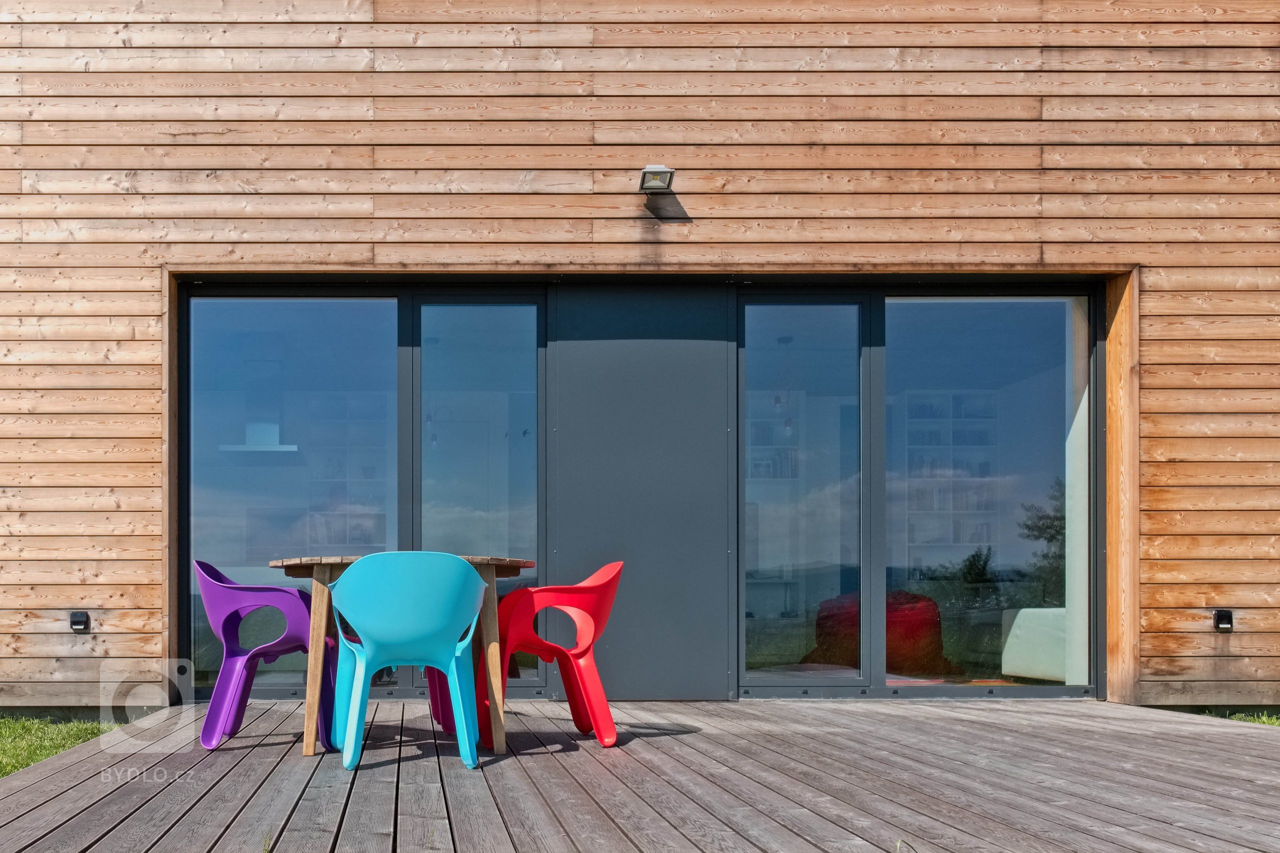 Klimatické podmínky horského prostředí jasně definovaly požadavky uživatele. Jednoduše, prostě a pragmaticky je řešen malý levný dům na úpatí Ještědu.…