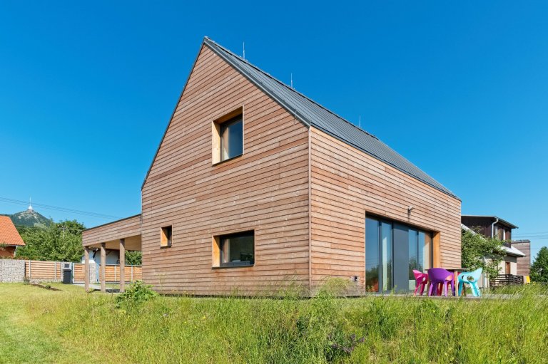Klimatické podmínky horského prostředí jasně definovaly požadavky uživatele. Jednoduše, prostě a pragmaticky je řešen malý levný dům na úpatí Ještědu.…
