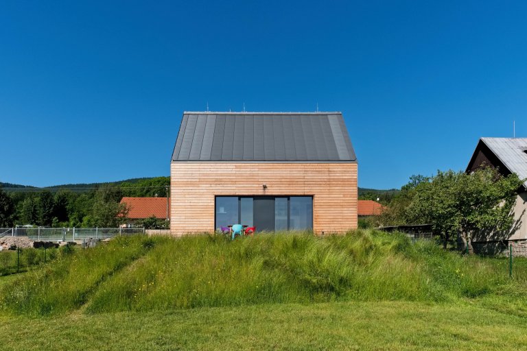 Klimatické podmínky horského prostředí jasně definovaly požadavky uživatele. Jednoduše, prostě a pragmaticky je řešen malý levný dům na úpatí Ještědu.…