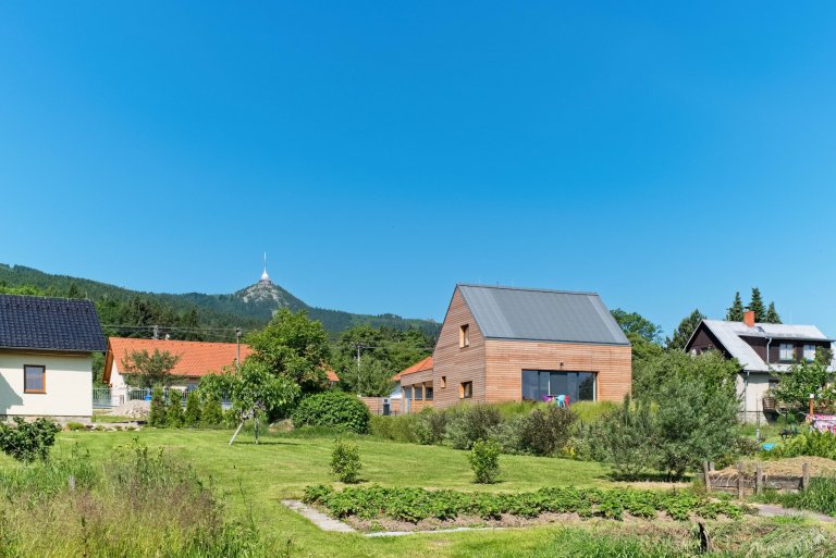 Klimatické podmínky horského prostředí jasně definovaly požadavky uživatele. Jednoduše, prostě a pragmaticky je řešen malý levný dům na úpatí Ještědu.…