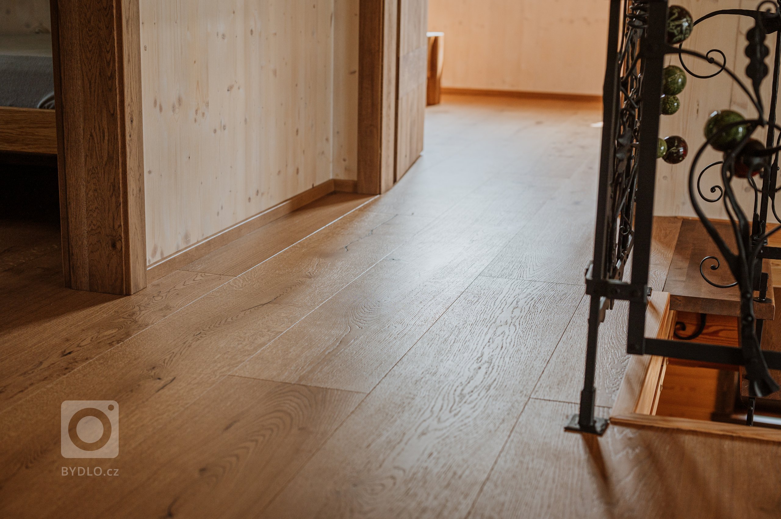 Ideální místo k odpočinku v samém srdci přírody. A chodit přitom &quot;bos&quot; jak venku, tak i uvnitř této nádherně zrekonstruované chalupy na Slovensku…