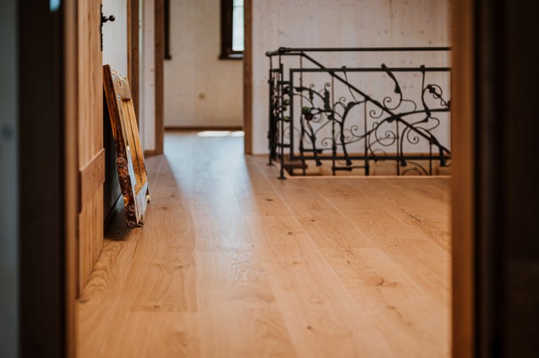 Ideální místo k odpočinku v samém srdci přírody. A chodit přitom &quot;bos&quot; jak venku, tak i uvnitř této nádherně zrekonstruované chalupy na Slovensku…