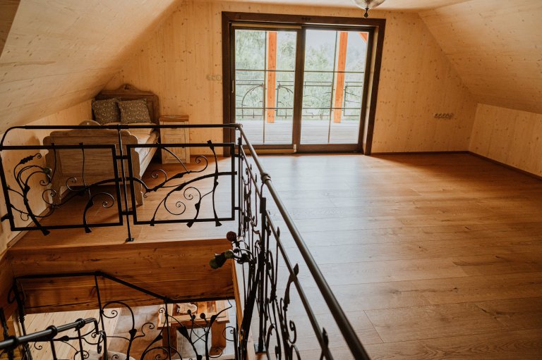 Ideální místo k odpočinku v samém srdci přírody. A chodit přitom &quot;bos&quot; jak venku, tak i uvnitř této nádherně zrekonstruované chalupy na Slovensku…