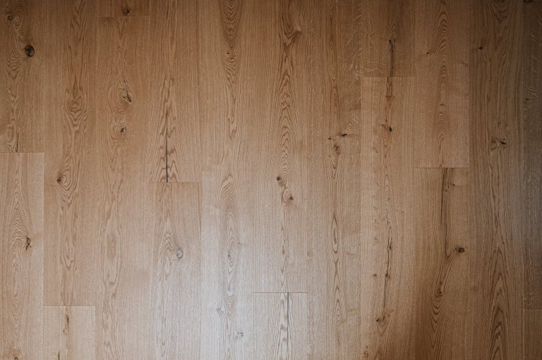 Ideální místo k odpočinku v samém srdci přírody. A chodit přitom &quot;bos&quot; jak venku, tak i uvnitř této nádherně zrekonstruované chalupy na Slovensku…