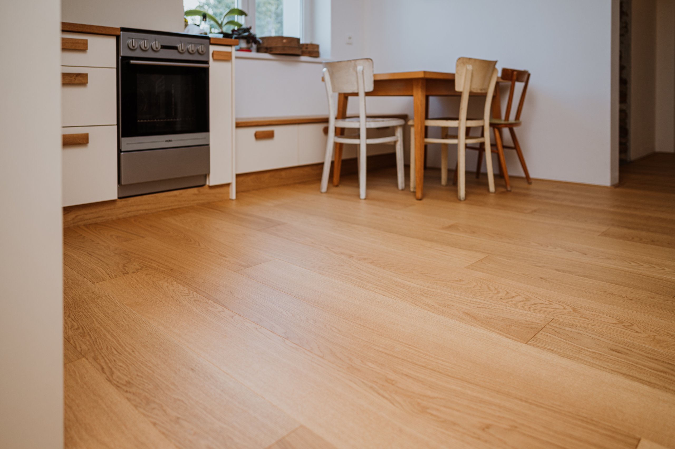 Útulný interiér menšího rodinného domu je proveden v nadčasové kombinaci bílé barvy a dřeva a stylově se v něm prolínají moderní a retro prvky.

Zvolena byla…