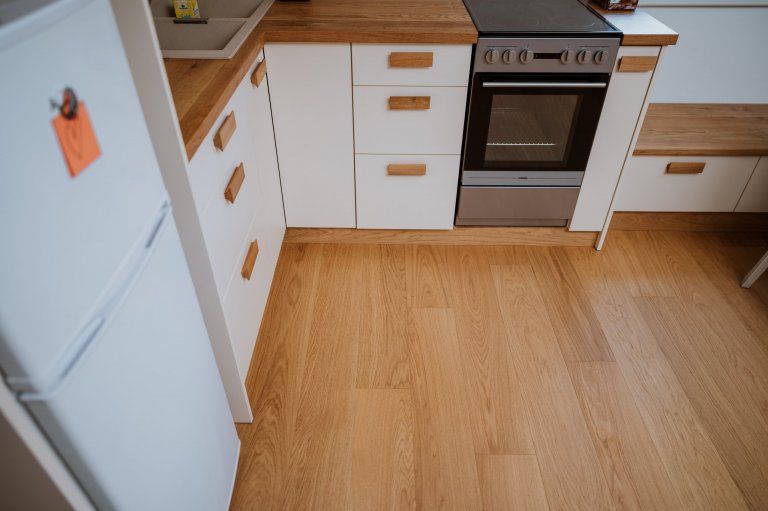 Útulný interiér menšího rodinného domu je proveden v nadčasové kombinaci bílé barvy a dřeva a stylově se v něm prolínají moderní a retro prvky.

Zvolena byla…