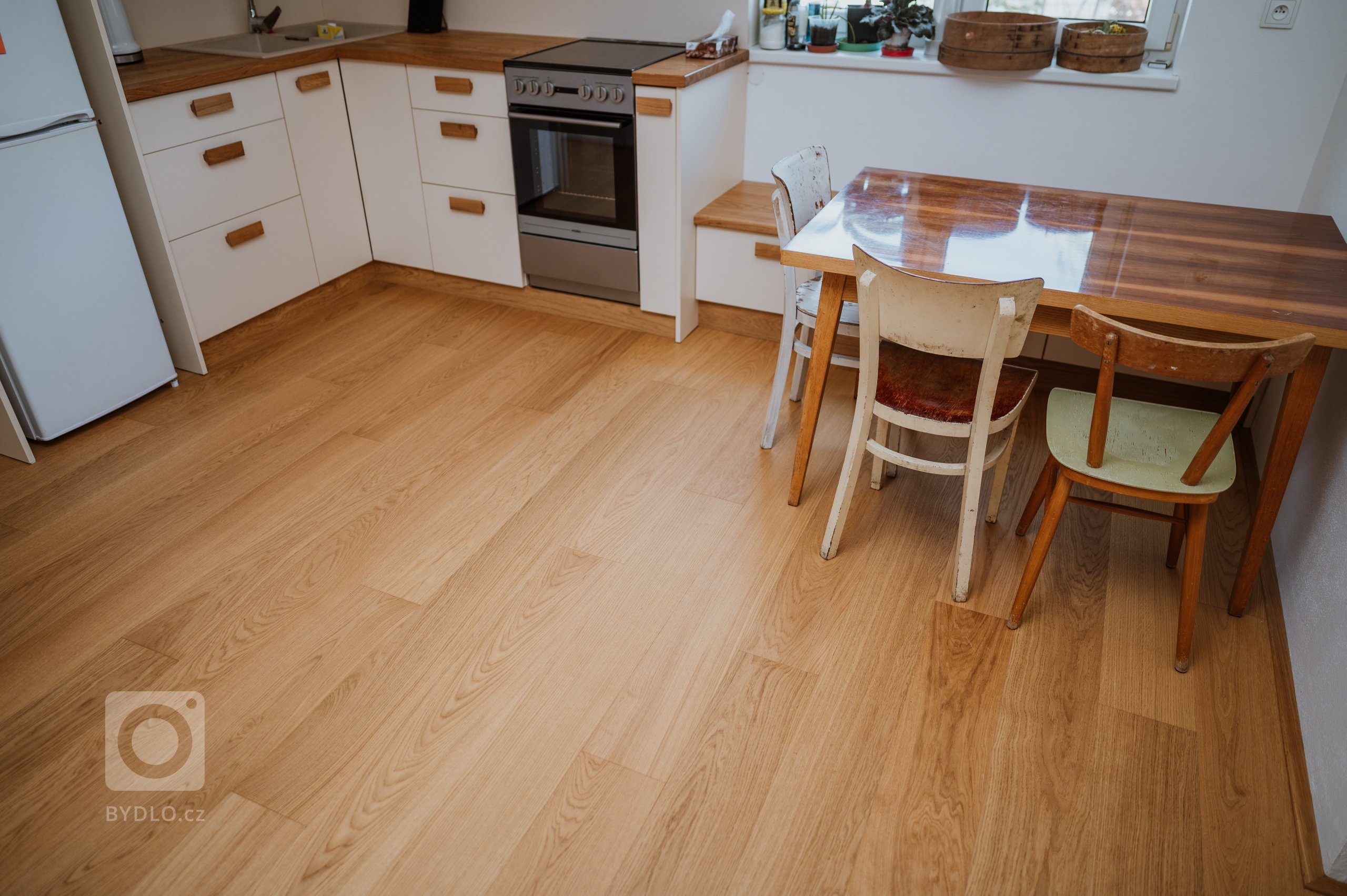 Útulný interiér menšího rodinného domu je proveden v nadčasové kombinaci bílé barvy a dřeva a stylově se v něm prolínají moderní a retro prvky.

Zvolena byla…