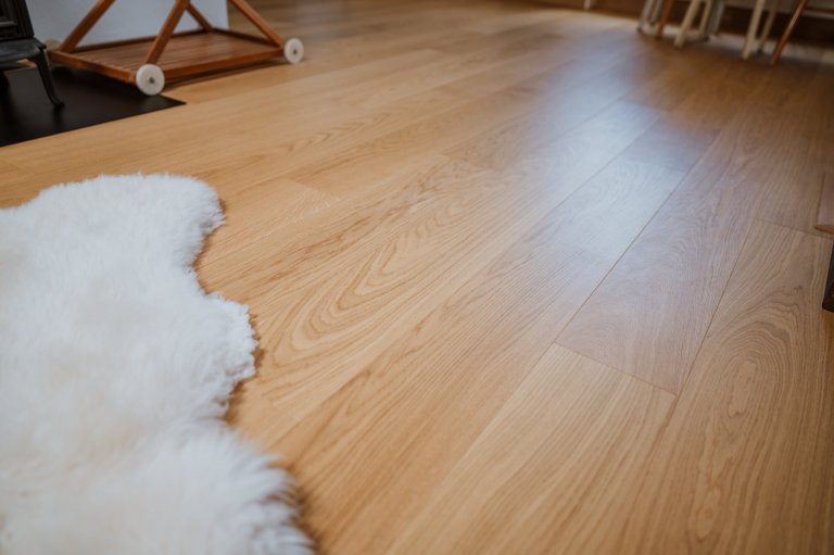 Útulný interiér menšího rodinného domu je proveden v nadčasové kombinaci bílé barvy a dřeva a stylově se v něm prolínají moderní a retro prvky.

Zvolena byla…