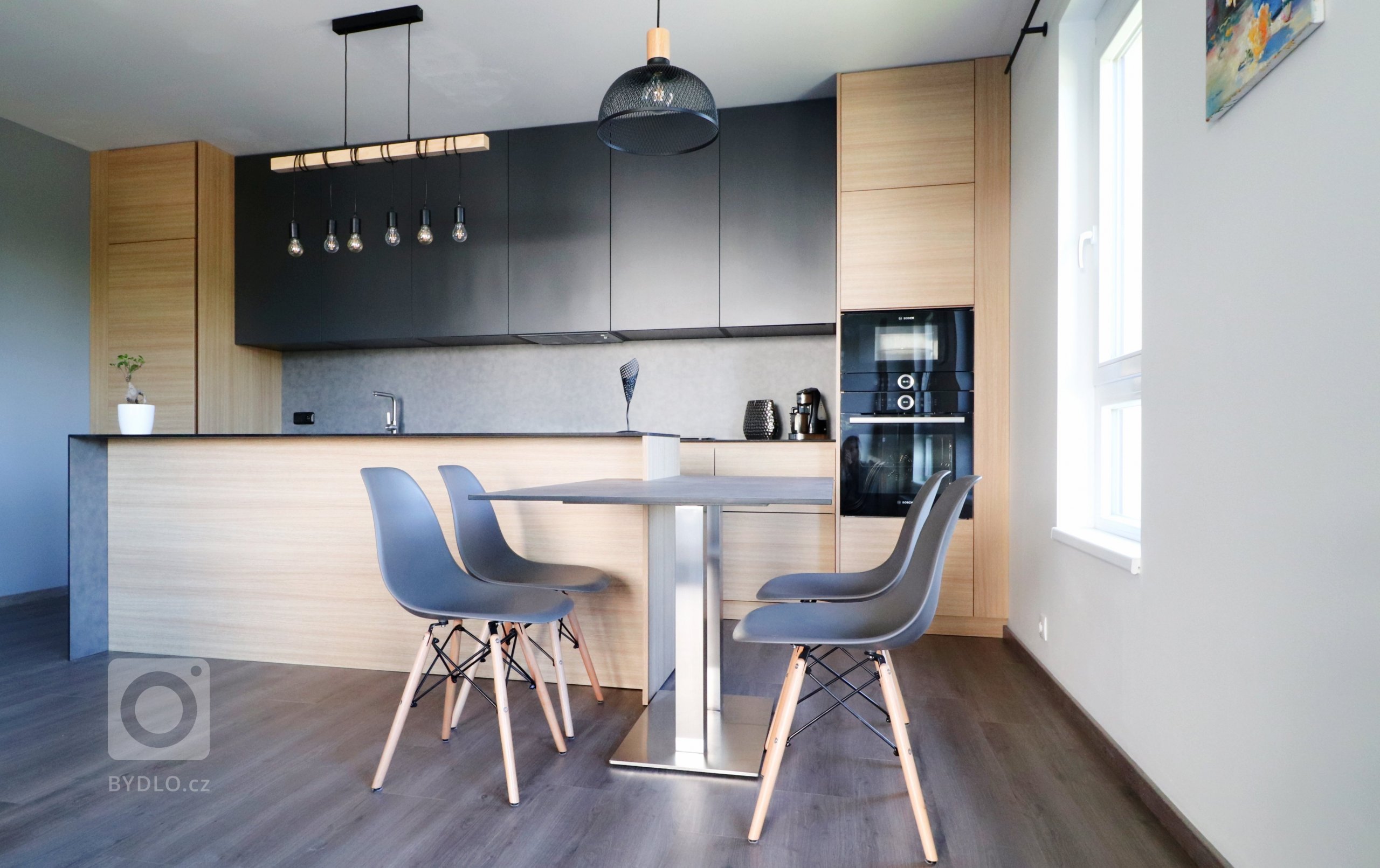 Kombinace šedé, antracitové a dřeva je zárukou úspěchu v&nbsp;každém interiéru.

V&nbsp;pražském bytě mladého páru jsme realizovali kuchyňskou linku, TV…