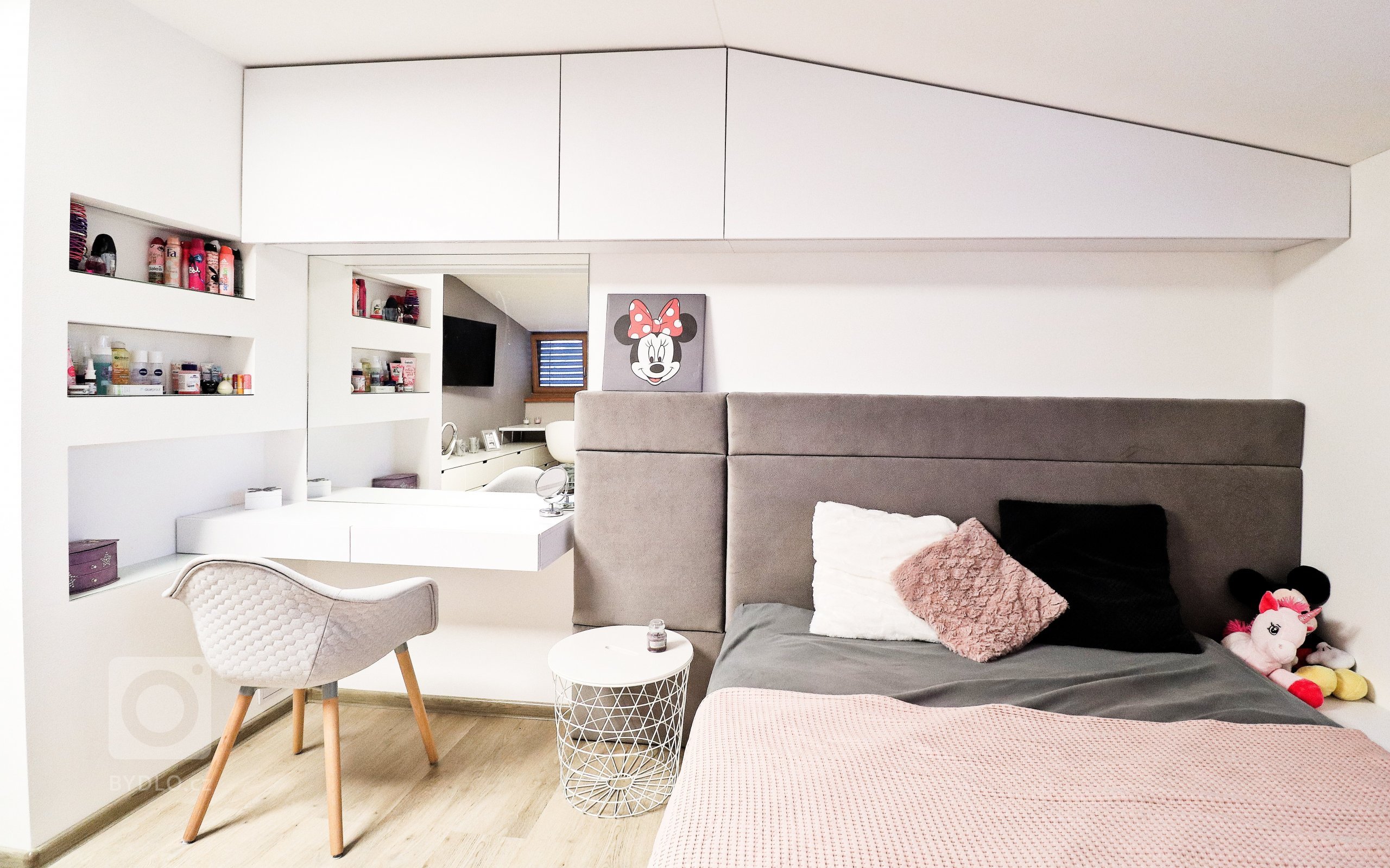 Děti rostou jako z&nbsp;vody a tím se mění jejich nároky na vzhled a funkčnost pokojů, které obývají.

Jeden takový případ nastal v&nbsp;rodině na západě…