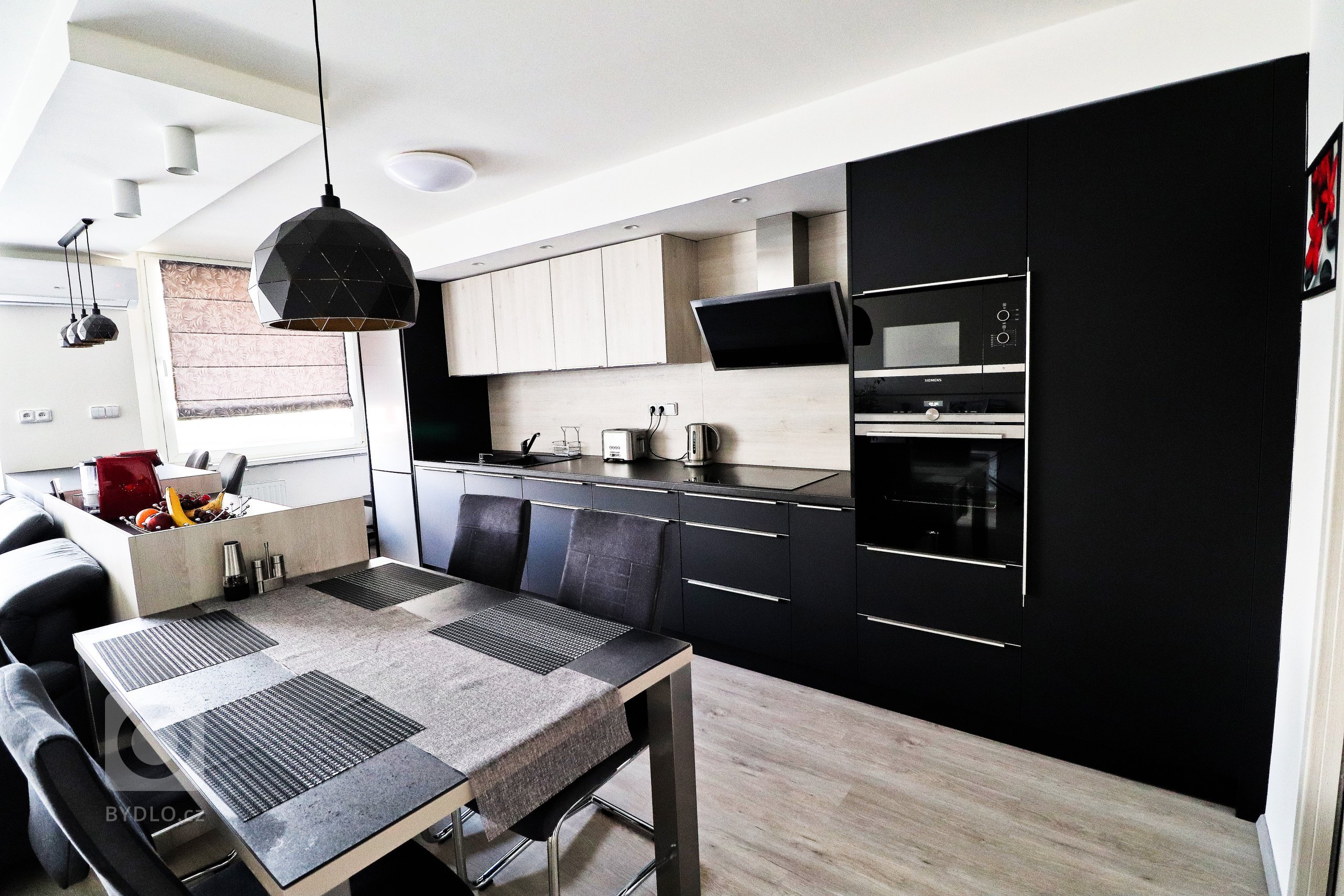 Obývací pokoj spojený s kuchyňskou linkou je hlavním prostorem většiny bytů.

V&nbsp;tomto nově zrekonstruovaném bytě jsme pro mladou rodinu vytvořili místo…