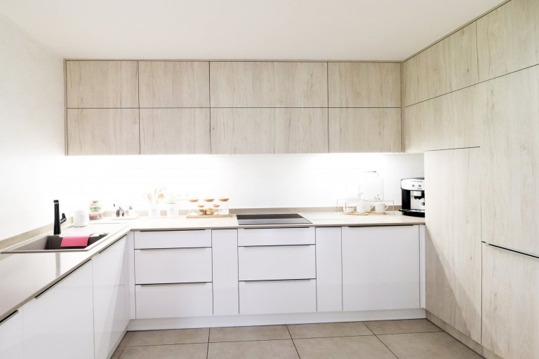 V&nbsp;rodinném domku v&nbsp;Havířově jsme se podíleli na kompletní rekonstrukci obývacího prostoru s&nbsp;kuchyňskou linkou.

Bílá akrylátová dvířka doplňuje…