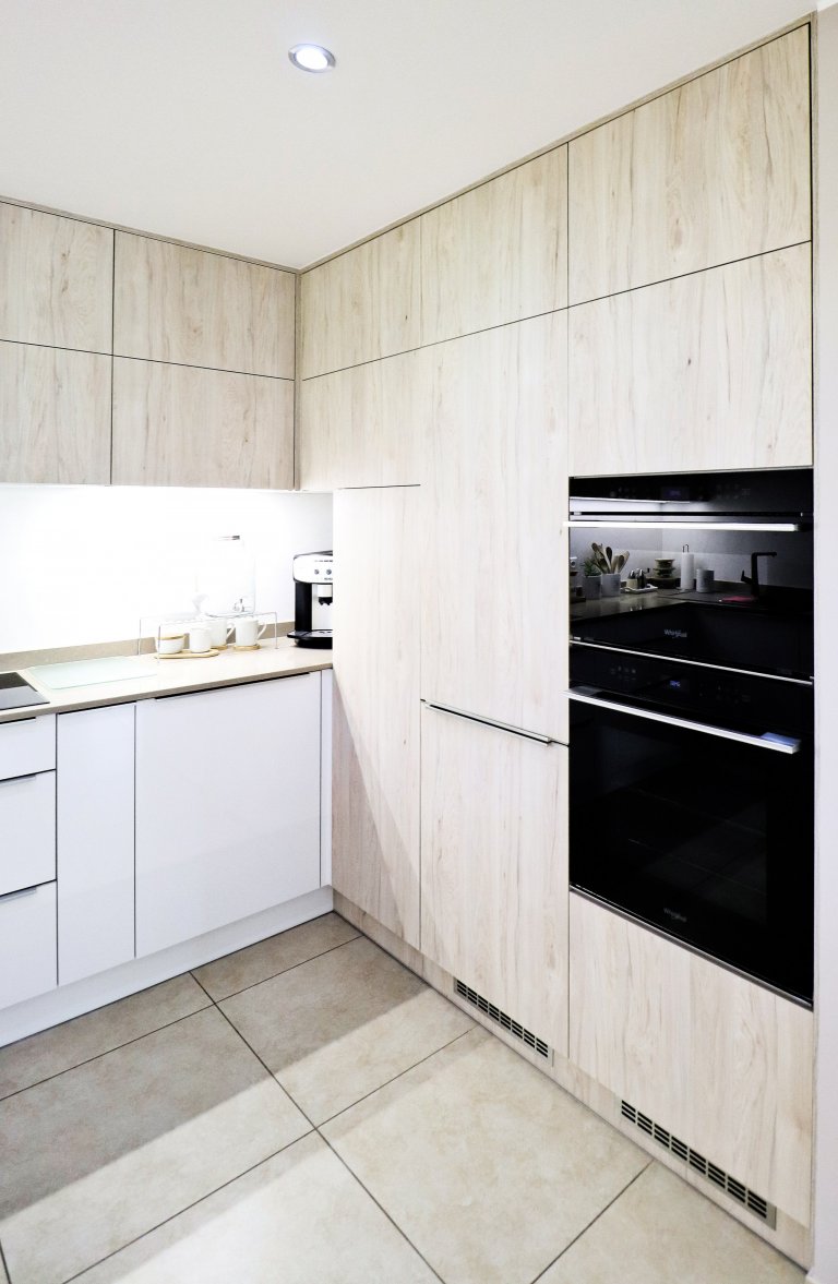 V&nbsp;rodinném domku v&nbsp;Havířově jsme se podíleli na kompletní rekonstrukci obývacího prostoru s&nbsp;kuchyňskou linkou.

Bílá akrylátová dvířka doplňuje…