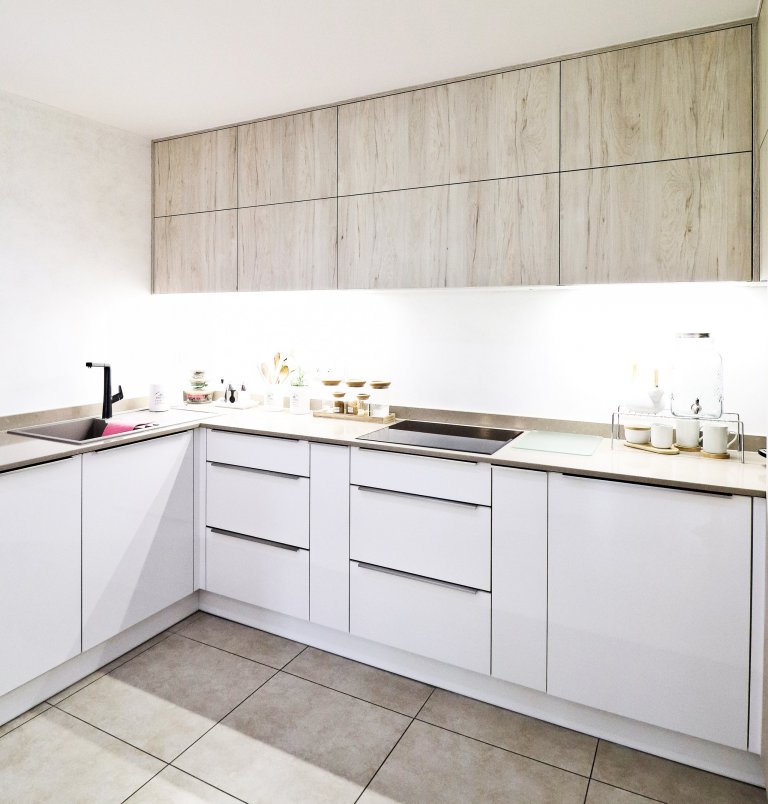 V&nbsp;rodinném domku v&nbsp;Havířově jsme se podíleli na kompletní rekonstrukci obývacího prostoru s&nbsp;kuchyňskou linkou.

Bílá akrylátová dvířka doplňuje…