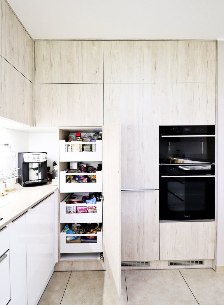 V&nbsp;rodinném domku v&nbsp;Havířově jsme se podíleli na kompletní rekonstrukci obývacího prostoru s&nbsp;kuchyňskou linkou.

Bílá akrylátová dvířka doplňuje…