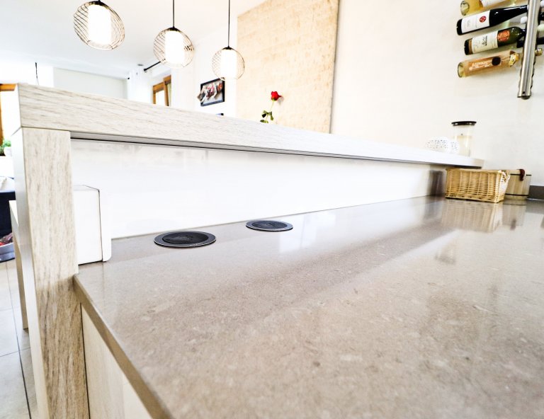 V&nbsp;rodinném domku v&nbsp;Havířově jsme se podíleli na kompletní rekonstrukci obývacího prostoru s&nbsp;kuchyňskou linkou.

Bílá akrylátová dvířka doplňuje…