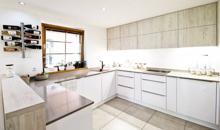 Obývací prostor s kuchyňskou linkou