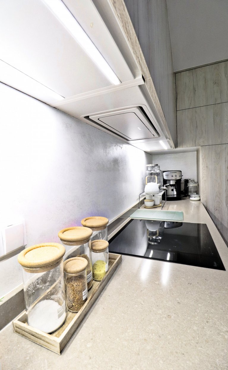 V&nbsp;rodinném domku v&nbsp;Havířově jsme se podíleli na kompletní rekonstrukci obývacího prostoru s&nbsp;kuchyňskou linkou.

Bílá akrylátová dvířka doplňuje…