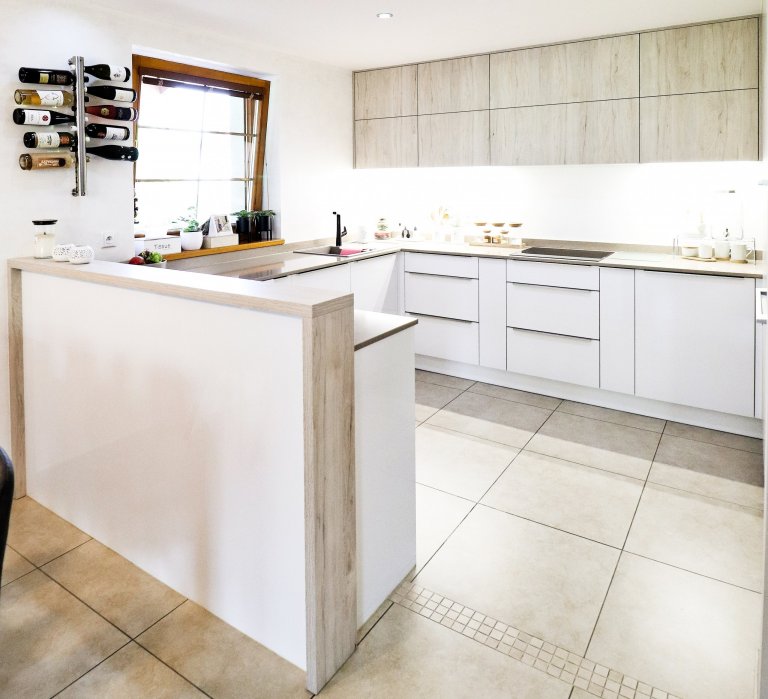 V&nbsp;rodinném domku v&nbsp;Havířově jsme se podíleli na kompletní rekonstrukci obývacího prostoru s&nbsp;kuchyňskou linkou.

Bílá akrylátová dvířka doplňuje…