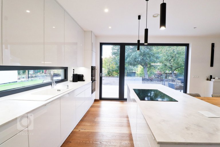 add picture to album