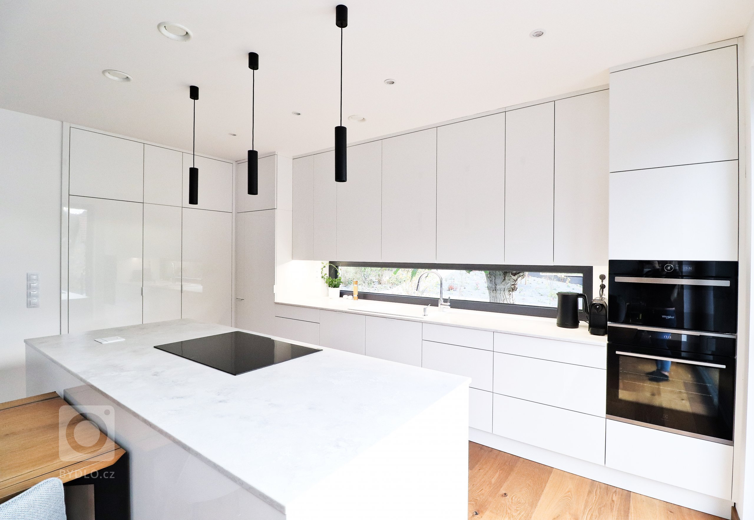 Této kuchyňské lince v&nbsp;Řeži u Prahy bílá prostě sluší.

Lesklý lak v&nbsp;kombinaci s&nbsp;pracovní deskou Technistone působí velmi elegantním a čistým…