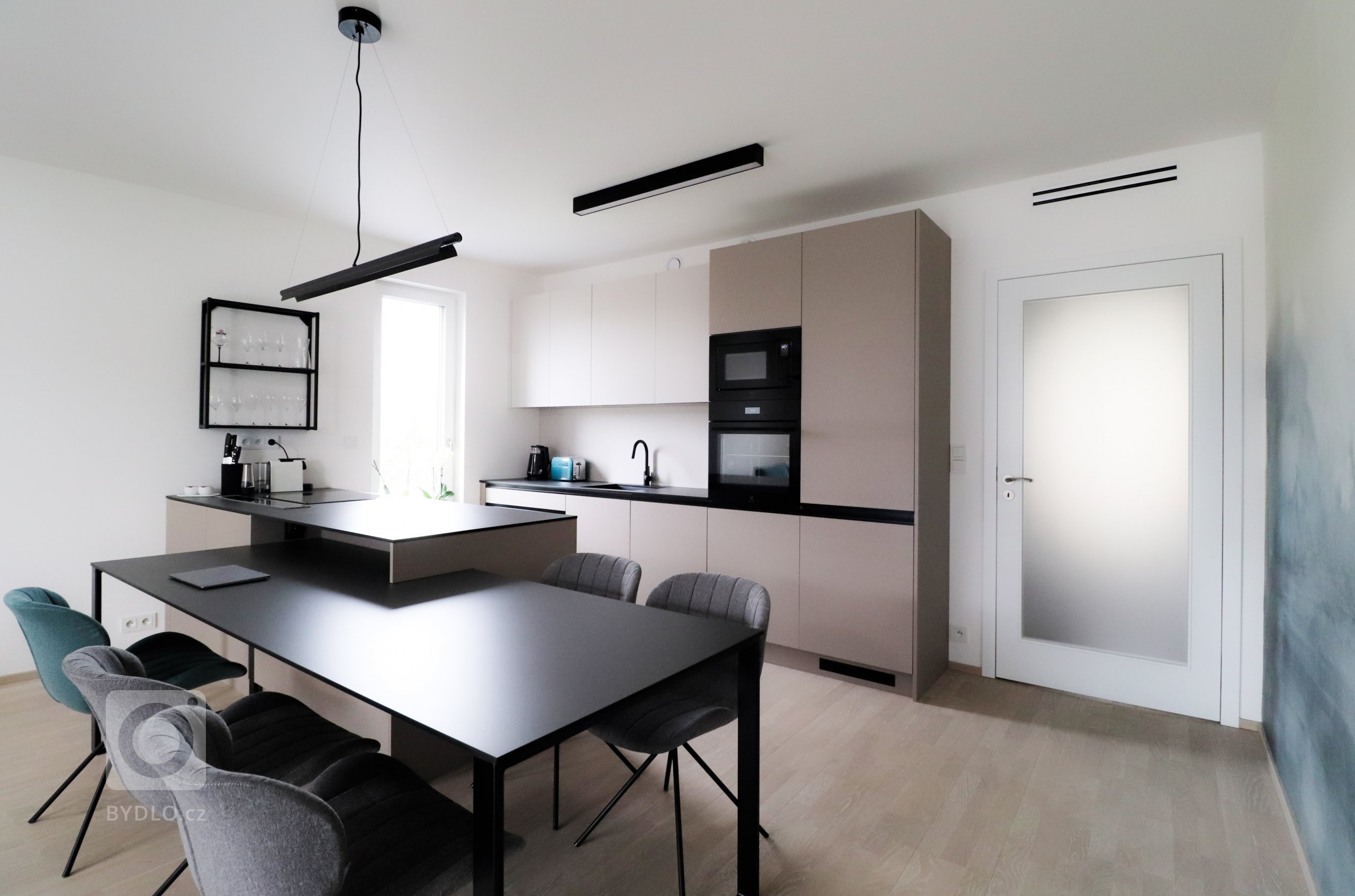 Bydlení Braník je nový pražský rezidenční areál, ve kterém jsme v&nbsp;jednom z&nbsp;bytů realizovali tento obývací pokoj s&nbsp;kuchyní.

Trendy řešením…