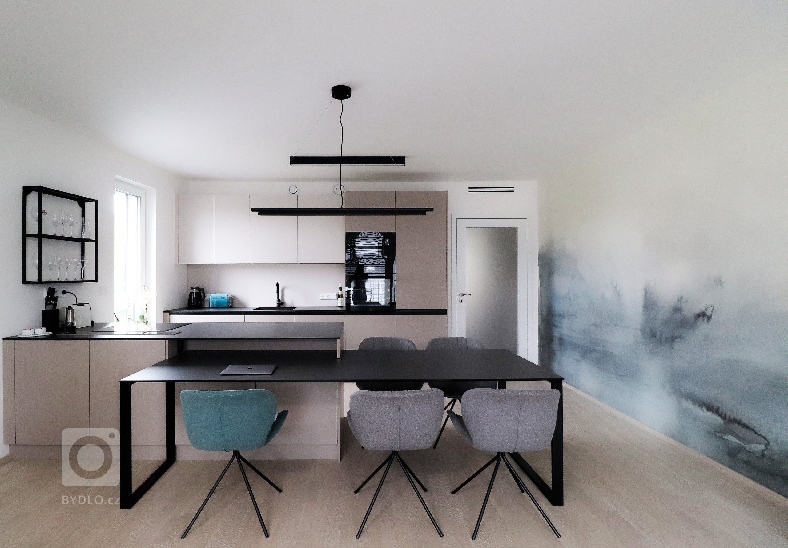 Bydlení Braník je nový pražský rezidenční areál, ve kterém jsme v&nbsp;jednom z&nbsp;bytů realizovali tento obývací pokoj s&nbsp;kuchyní.

Trendy řešením…