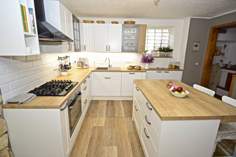 Rozhodli jsme se pro rekonstrukci kuchyně ve starším domě pro zákaznici, která den co den vaří a peče. Zákaznice potřebovala praktickou, prostornou a co…