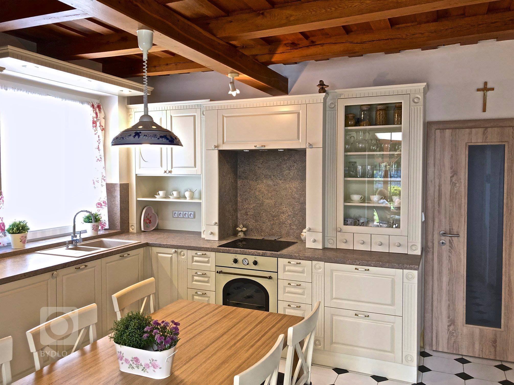 Tentokrát rustikální kuchyně s jídelnou, úžasným stropem a podlahou.&nbsp;Lakovaná slonová kost, dekor kamene a masivní dub, dýha a kondesign.&nbsp;Pár detailů…