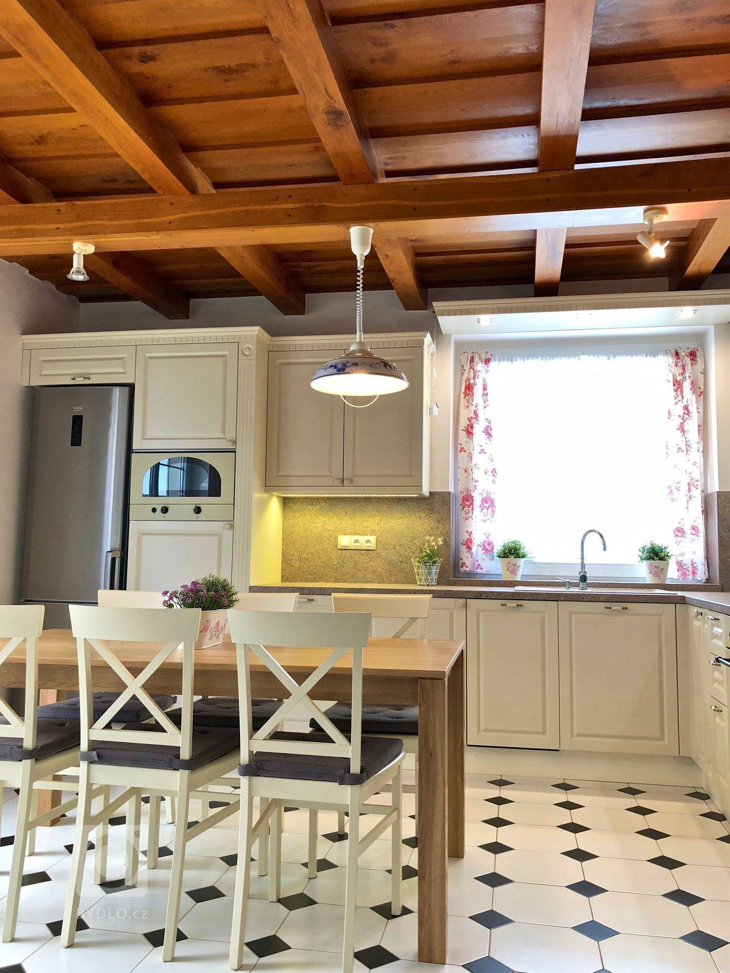Tentokrát rustikální kuchyně s jídelnou, úžasným stropem a podlahou.&nbsp;Lakovaná slonová kost, dekor kamene a masivní dub, dýha a kondesign.&nbsp;Pár detailů…