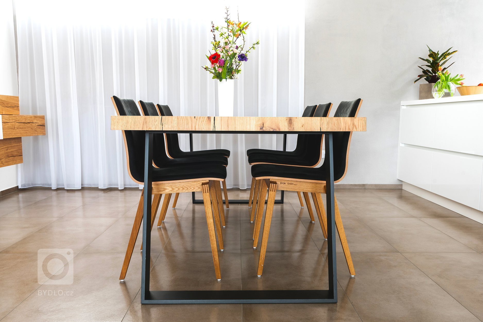 Po delší době vám přinášíme další realizaci. Nyní se jedná o kompletní originál&nbsp; &quot;Luxusní interiér na míru&quot;.&nbsp;&nbsp;&nbsp;Dbali jsme přitom…