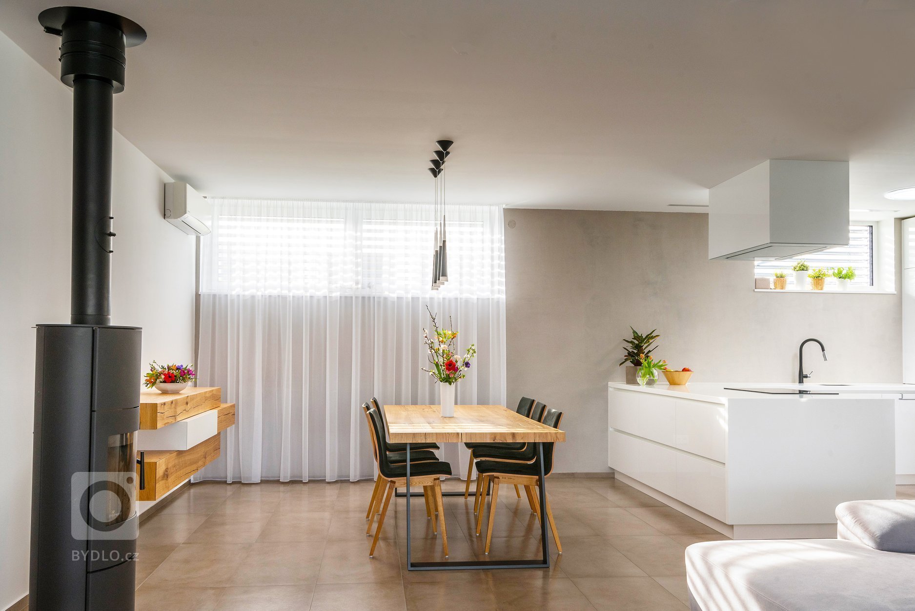 Po delší době vám přinášíme další realizaci. Nyní se jedná o kompletní originál&nbsp; &quot;Luxusní interiér na míru&quot;.&nbsp;&nbsp;&nbsp;Dbali jsme přitom…