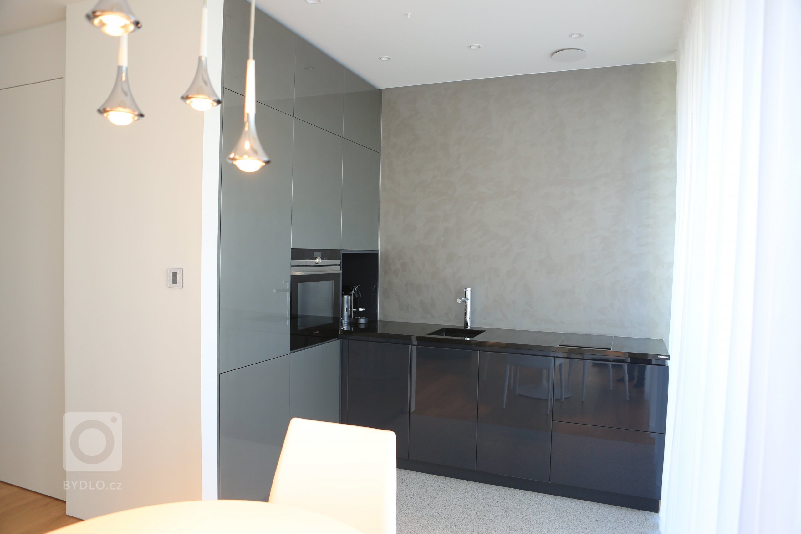 Žít s nadhledem, mít hlavu v oblacích - to vše jsme chtěly přenést do bydlení v moderním mrakodrapu.&nbsp;
