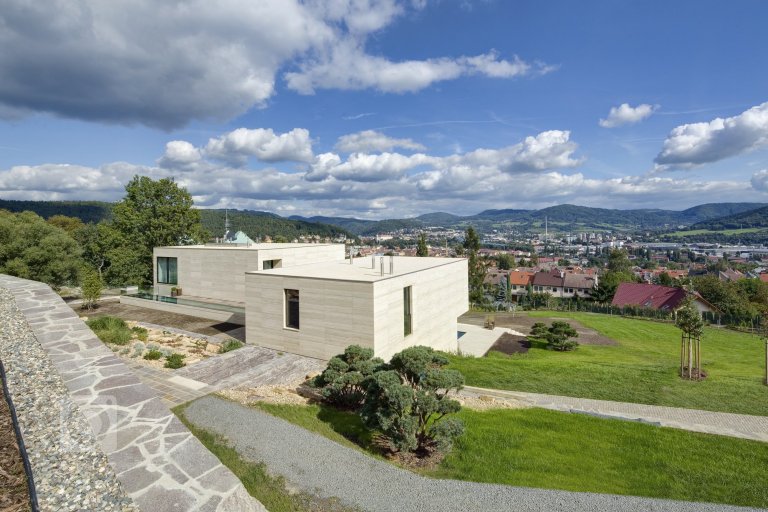 Působivá minimalistická vila leží v kopcovité krajině nad Děčínem. Je navržena a umístěna na rozlehlý pozemek tak, aby si její majitelé mohli maximálně užívat…
