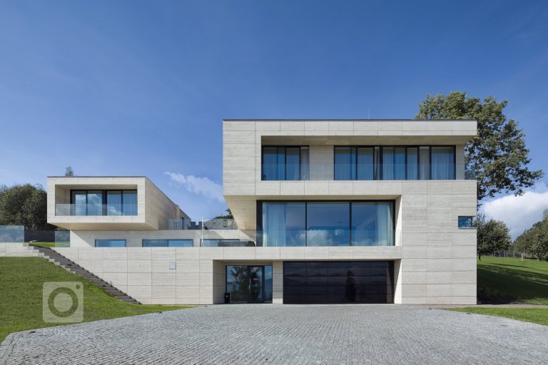 Působivá minimalistická vila leží v kopcovité krajině nad Děčínem. Je navržena a umístěna na rozlehlý pozemek tak, aby si její majitelé mohli maximálně užívat…
