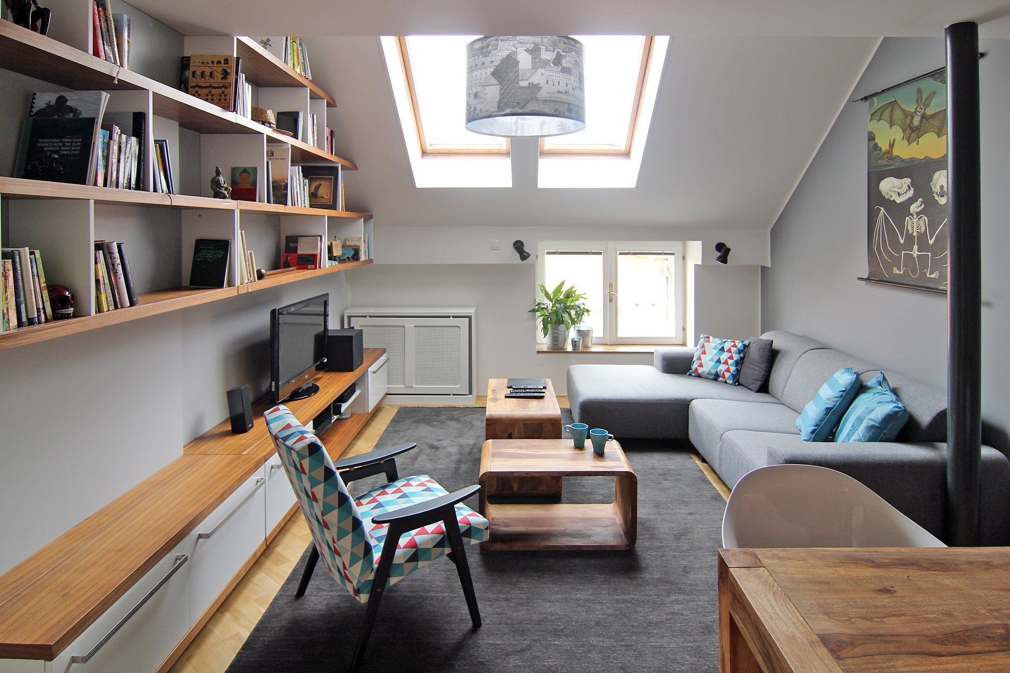 Malý podkrovní byt ve starém domě v Karlíně. Majitelem je mladý, single žijící muž, ve věci vkusu široce rozkročený mezi láskou ke starým, industriálním věcem …