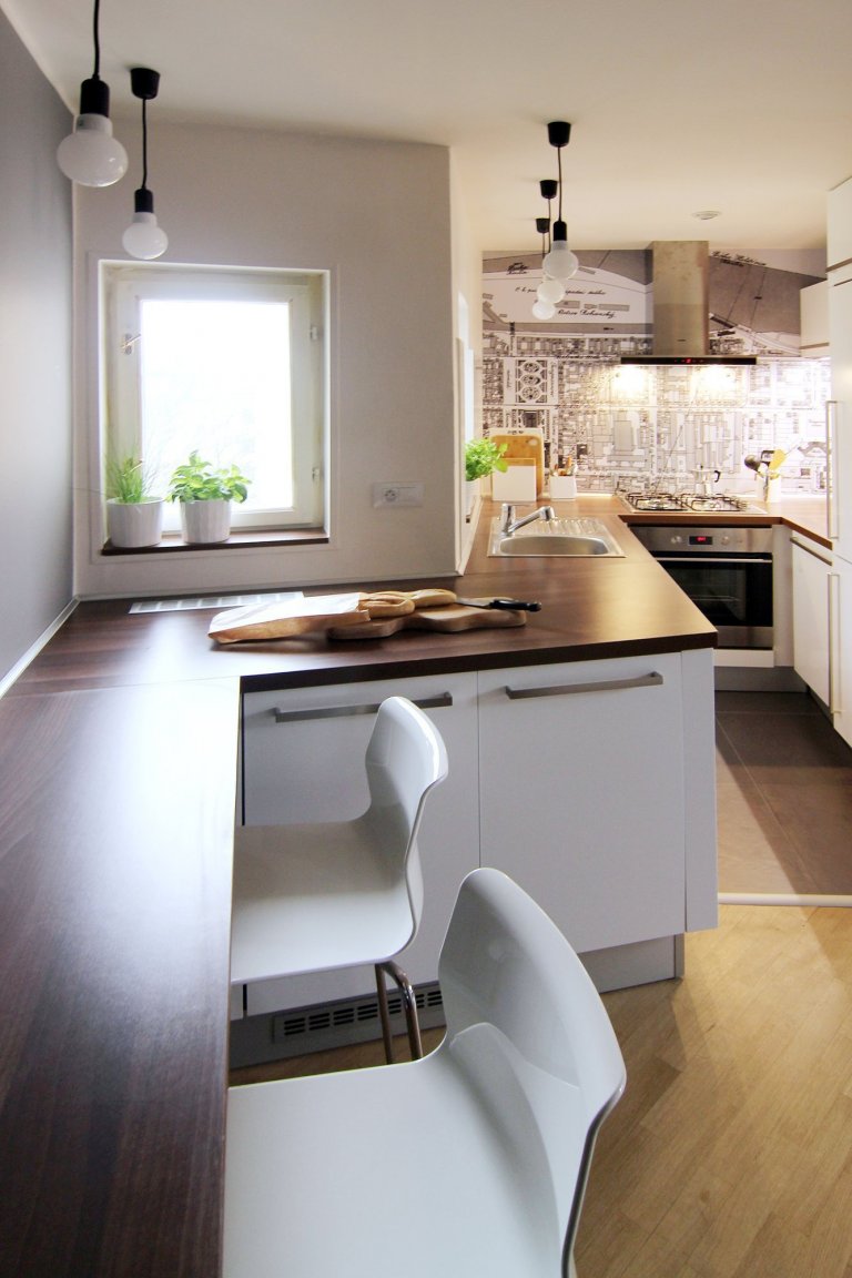 Malý podkrovní byt ve starém domě v Karlíně. Majitelem je mladý, single žijící muž, ve věci vkusu široce rozkročený mezi láskou ke starým, industriálním věcem …