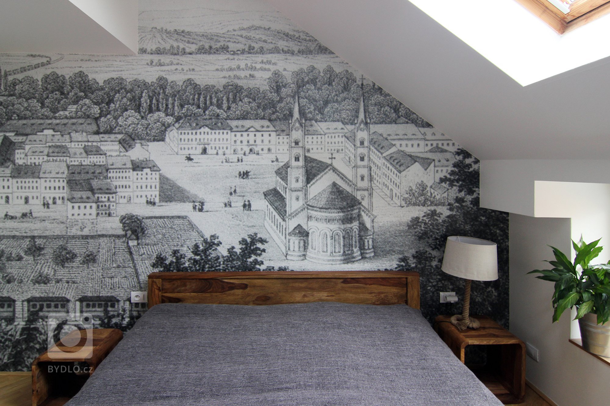 Malý podkrovní byt ve starém domě v Karlíně. Majitelem je mladý, single žijící muž, ve věci vkusu široce rozkročený mezi láskou ke starým, industriálním věcem …