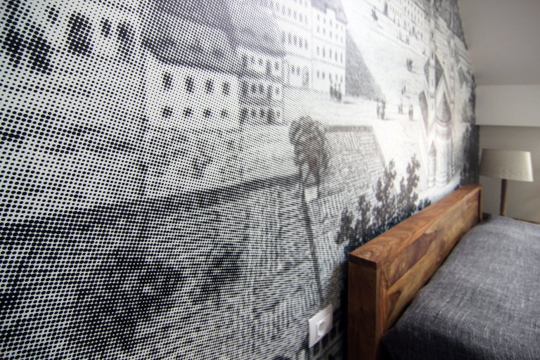 Malý podkrovní byt ve starém domě v Karlíně. Majitelem je mladý, single žijící muž, ve věci vkusu široce rozkročený mezi láskou ke starým, industriálním věcem …