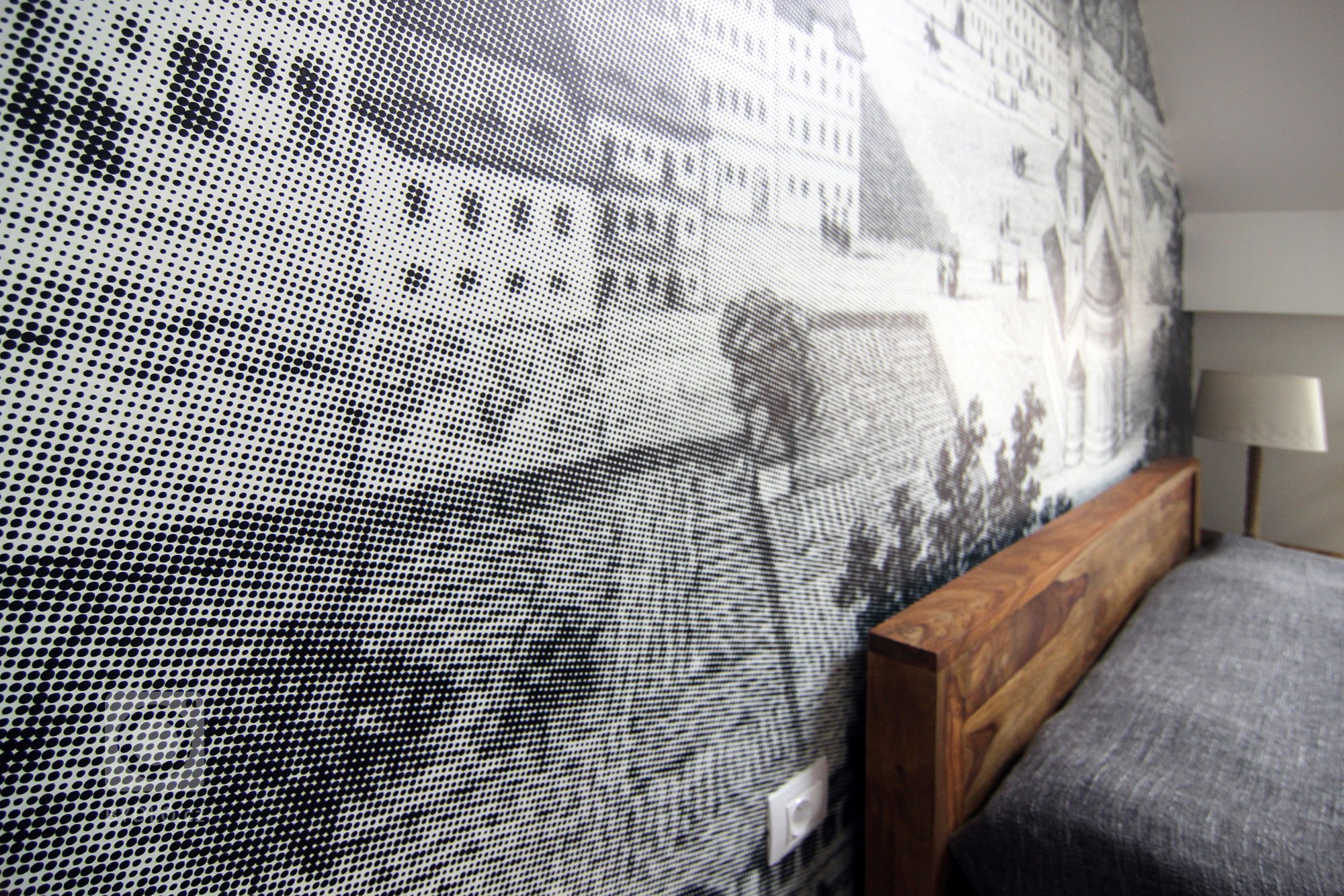 Malý podkrovní byt ve starém domě v Karlíně. Majitelem je mladý, single žijící muž, ve věci vkusu široce rozkročený mezi láskou ke starým, industriálním věcem …